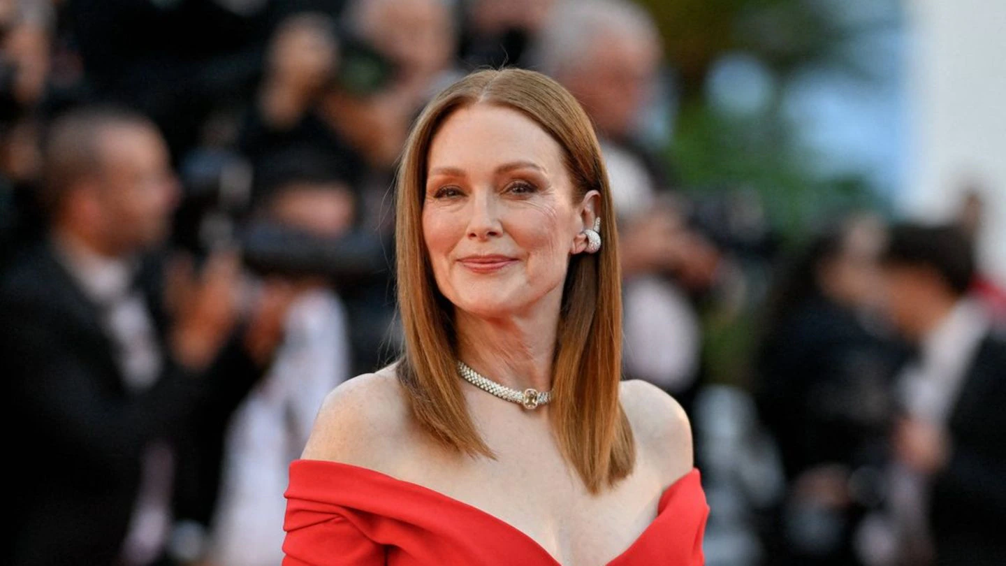 Julianne Moore blickt nachdenklich in die Kamera