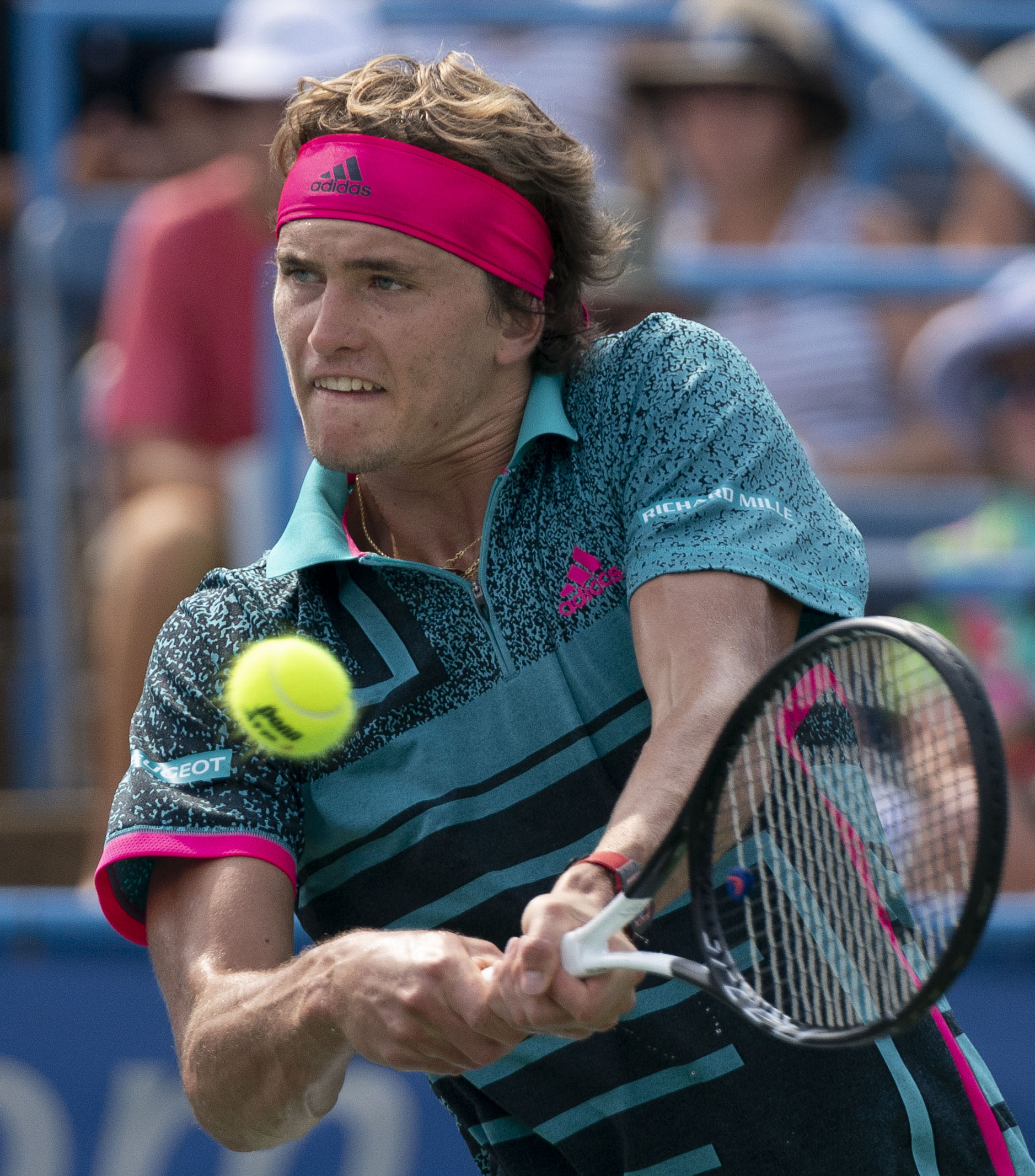 Alexander Zverev spielt einen Vorhand-Schlag auf dem Platz der French Open.
