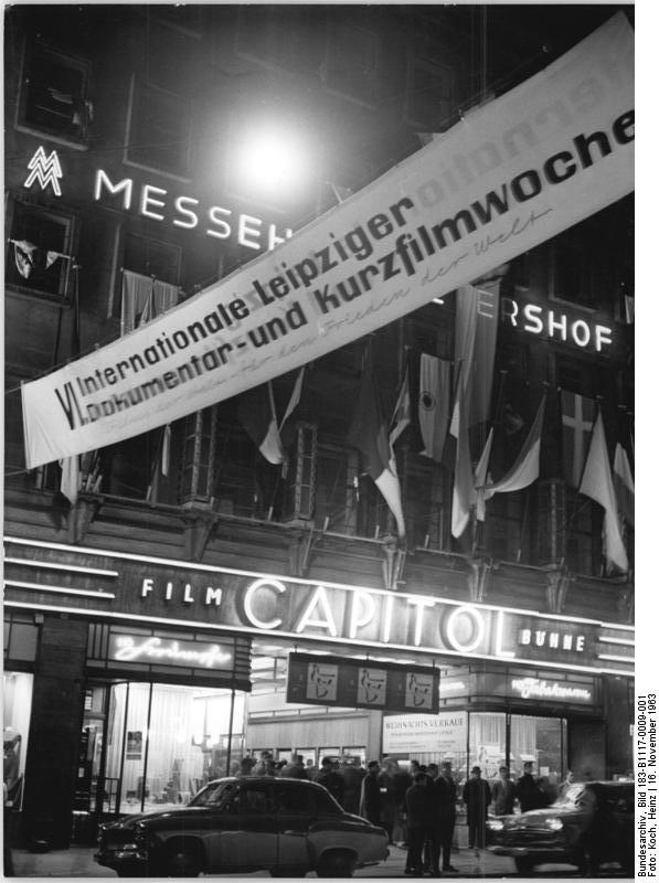 Collage aus Logos deutscher Filmproduktionen und internationaler Streaming-Dienste vor einem Kinosaal