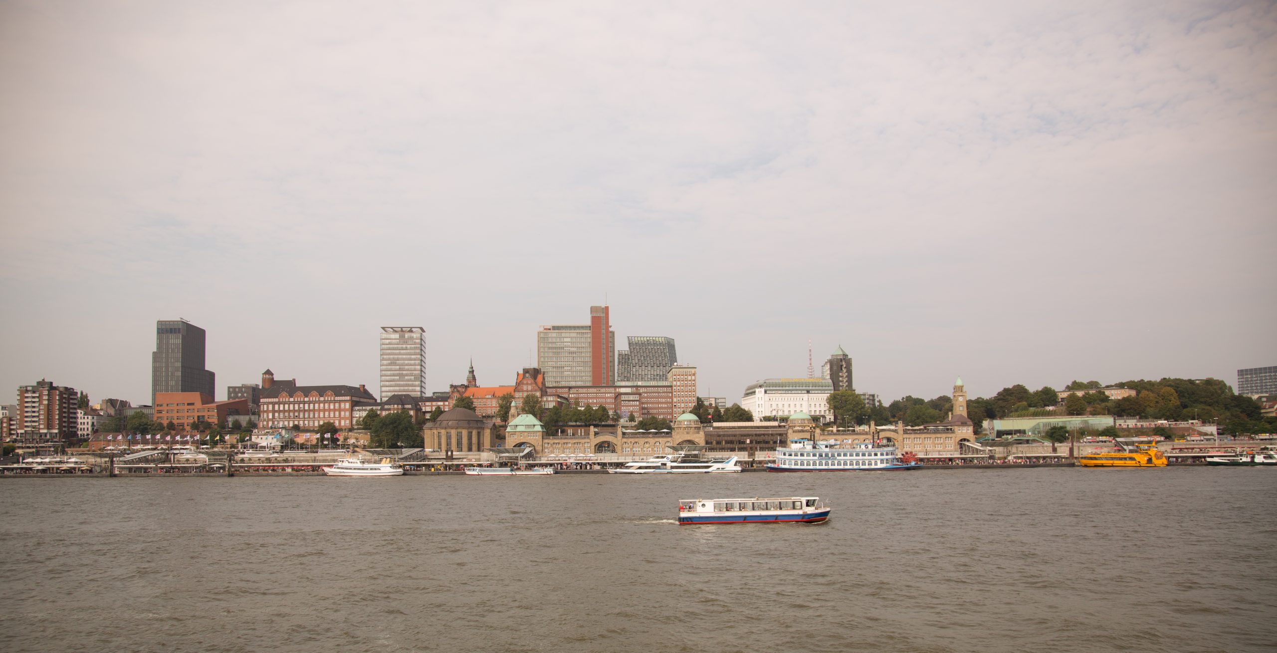 Skyline von Hamburg mit der Elbe im Vordergrund