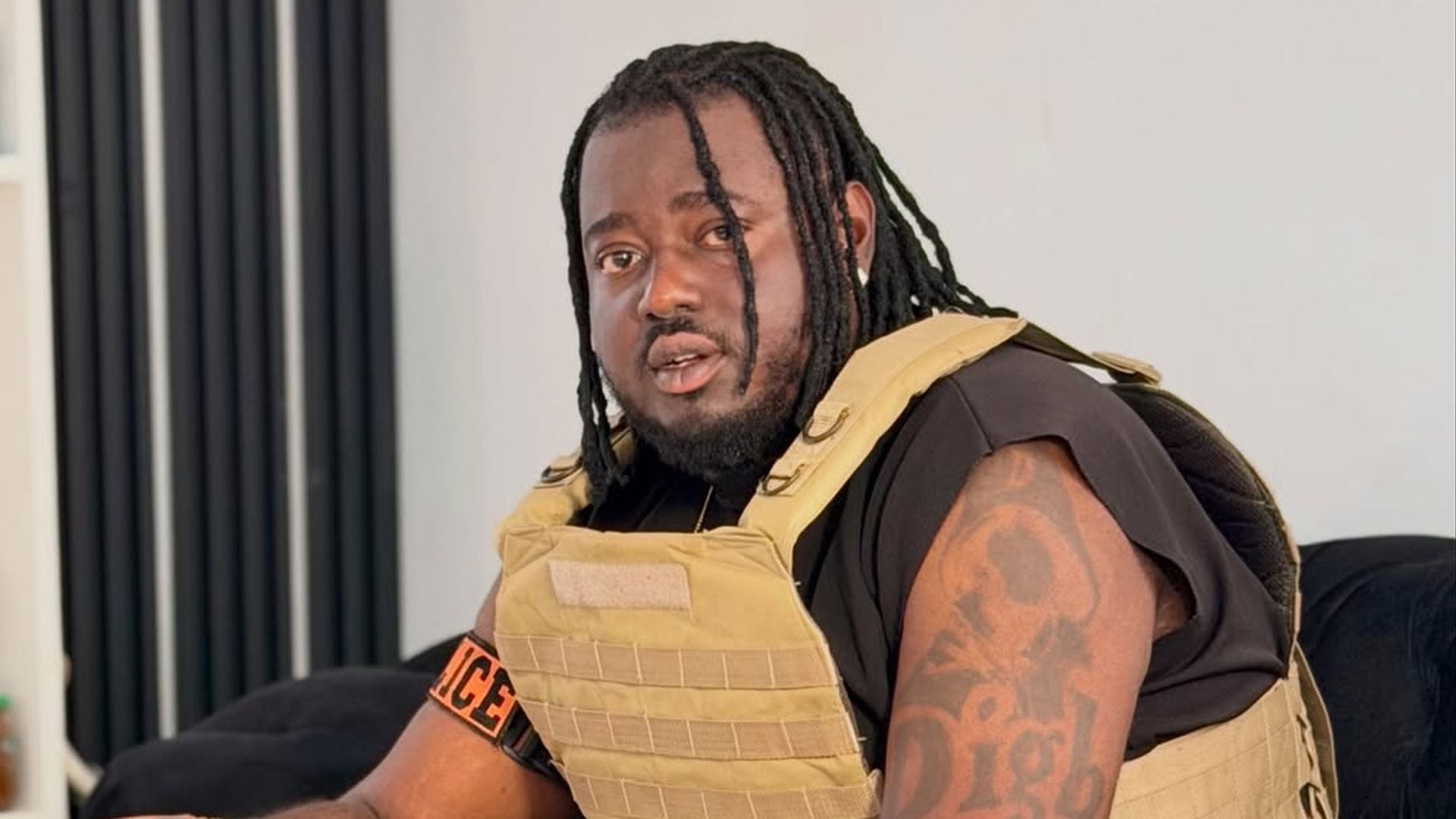 Abomé Léléfant, ivorischer Rapper, bei einem Auftritt oder in einem Porträt.