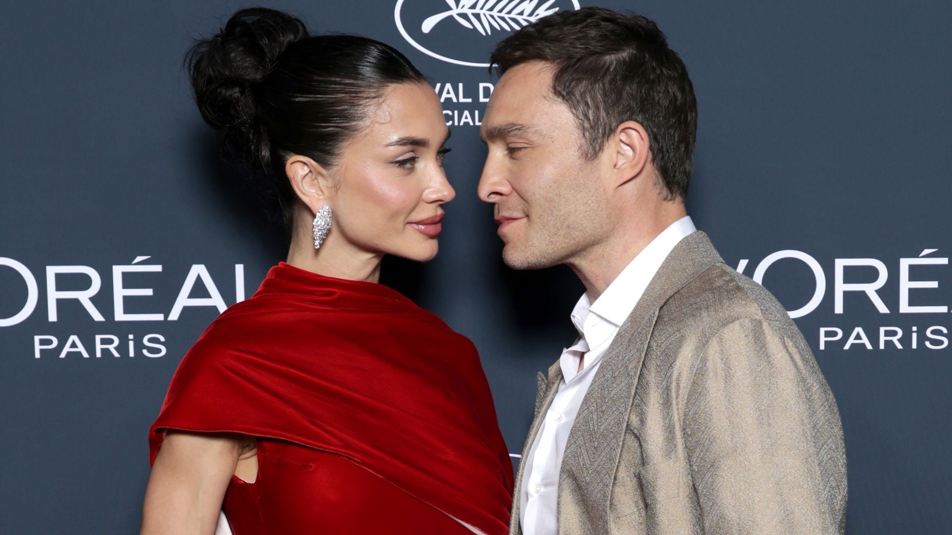Ed Westwick und Amy Jackson posieren gemeinsam auf dem roten Teppich bei den Filmfestspielen von Cannes.