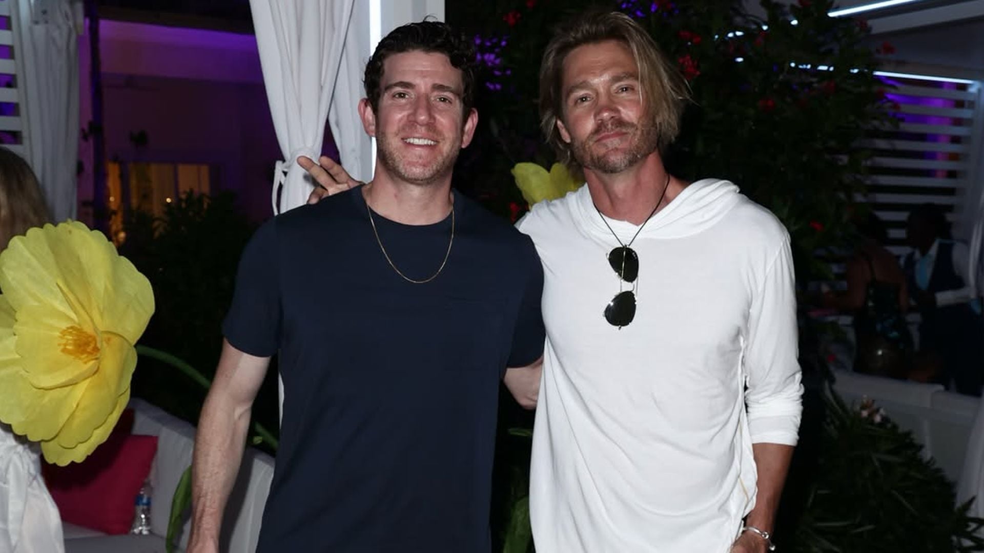 Chad Michael Murray und Bryan Greenberg posieren Arm in Arm bei der Eröffnung des Treasure Beach Village auf den Turks- und Caicosinseln.
