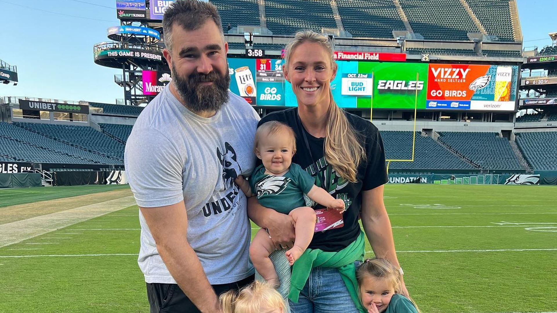 Kylie Kelce mit ihren Kindern