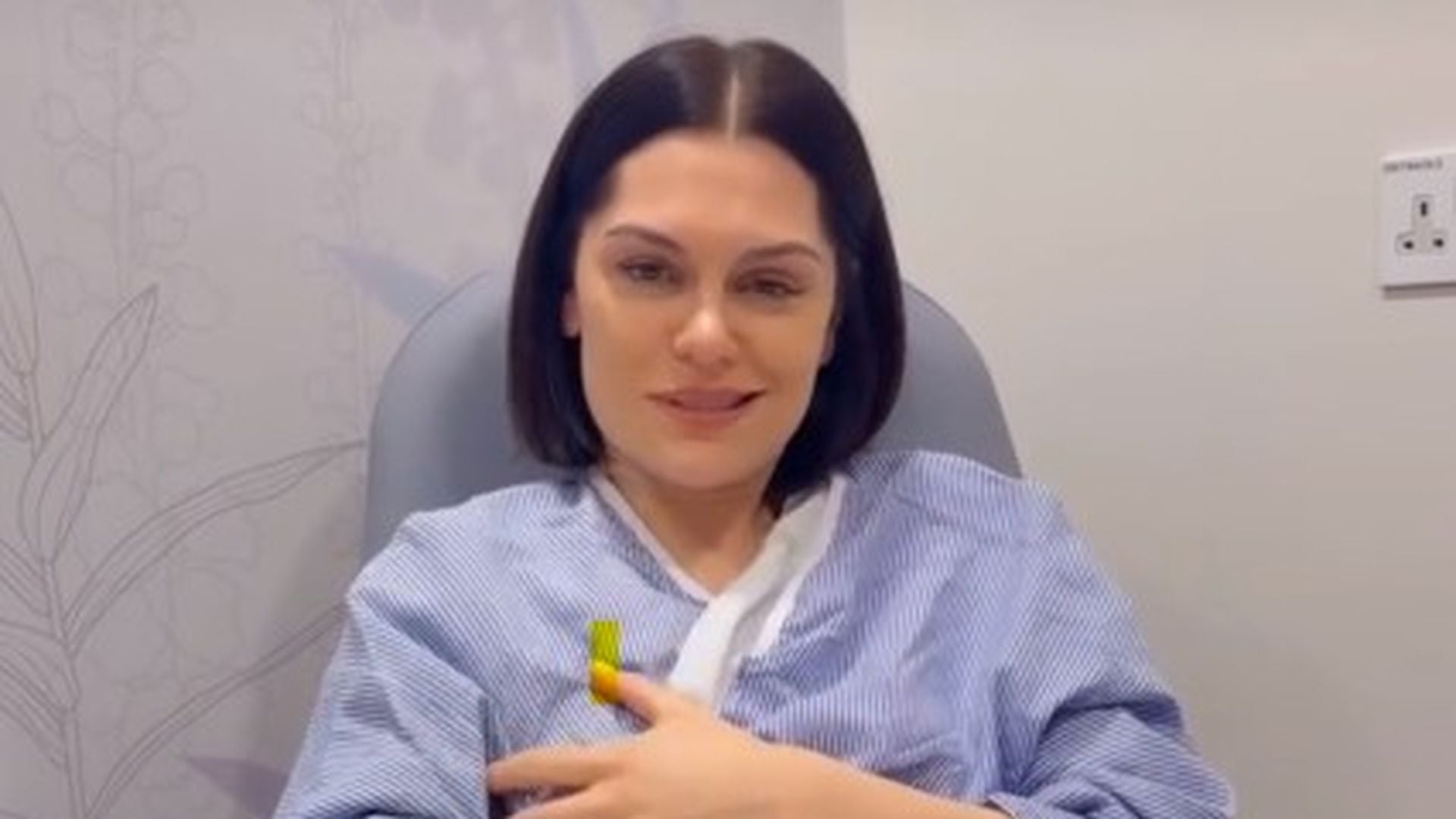 Jessie J in einer Klinik vor einer MRT-Untersuchung