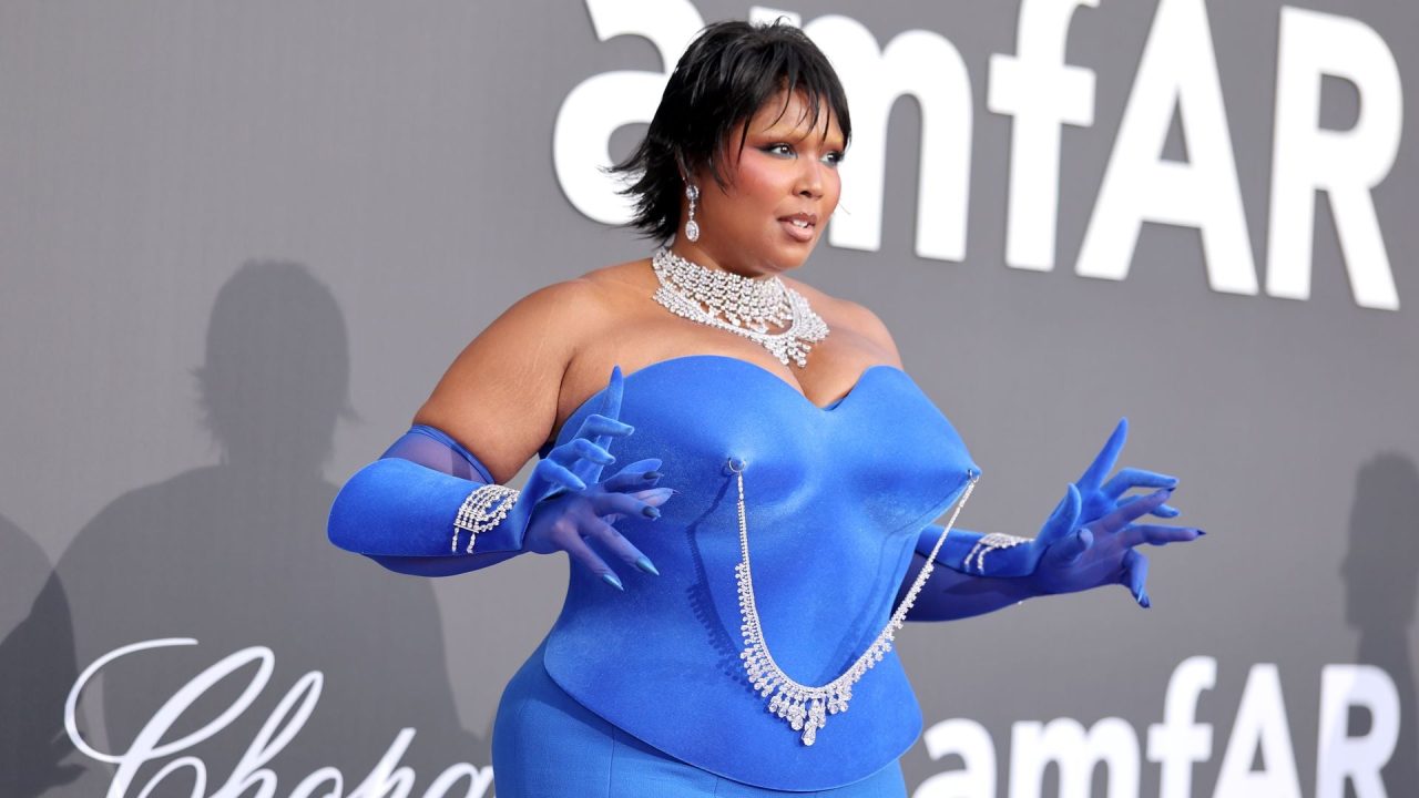 Lizzo begeistert am Cannes-Roten Teppich in auffälligem Korsett