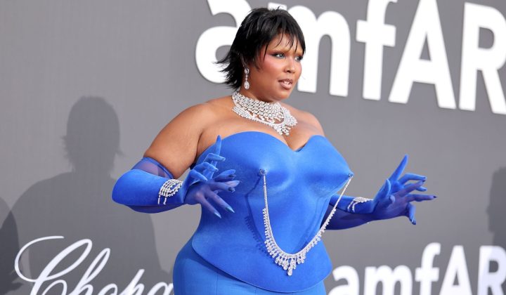 Lizzo begeistert am Cannes-Roten Teppich in auffälligem Korsett