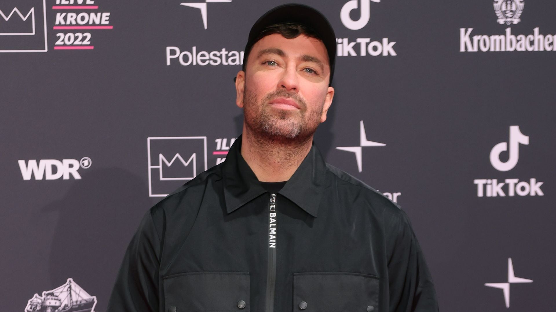 Marteria und sein Sohn Luzey stehen gemeinsam auf einer Bühne.