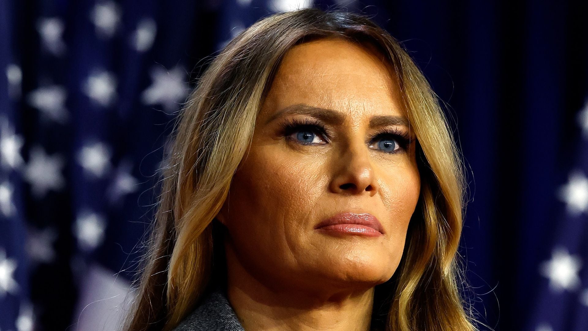 Melania Trump posiert vor einem Gerichtsgebäude in den USA.