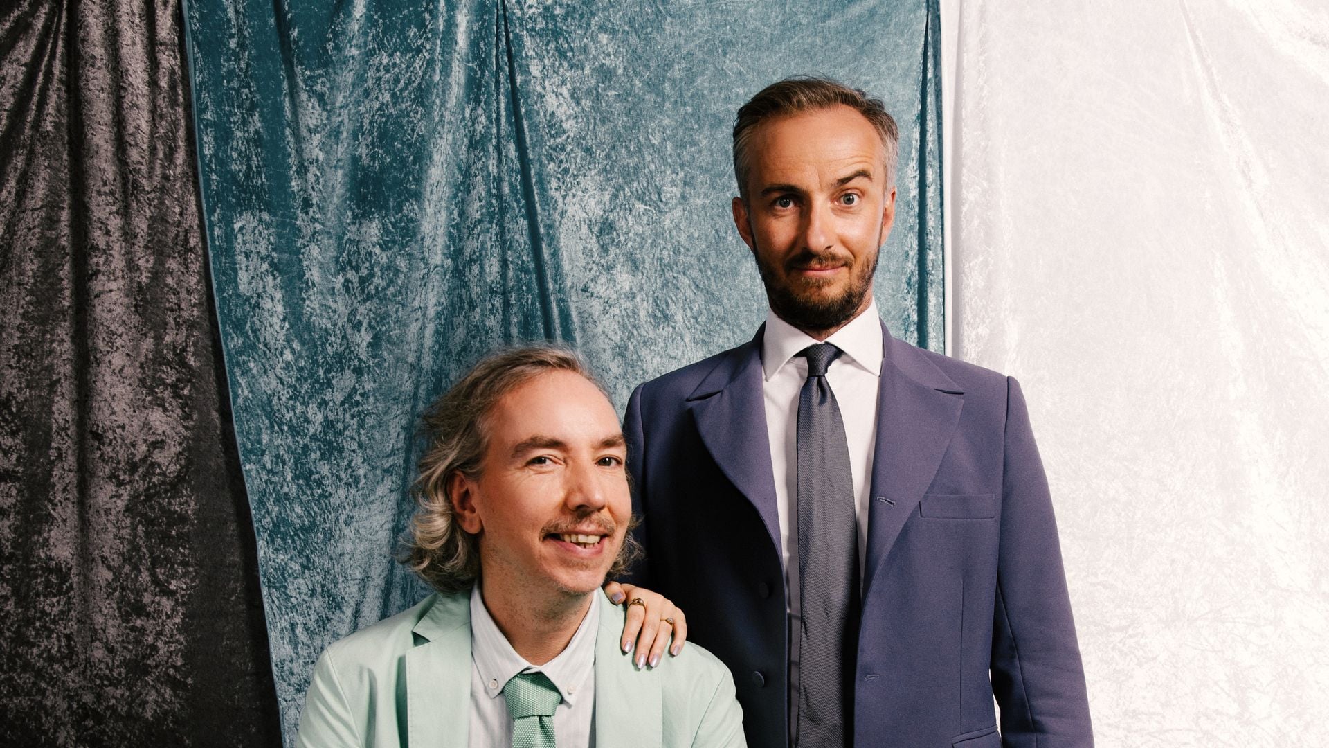 Jan Böhmermann und Olli Schulz während einer Aufnahme von "Fest & Flauschig" oder einem ähnlichen gemeinsamen Auftritt.