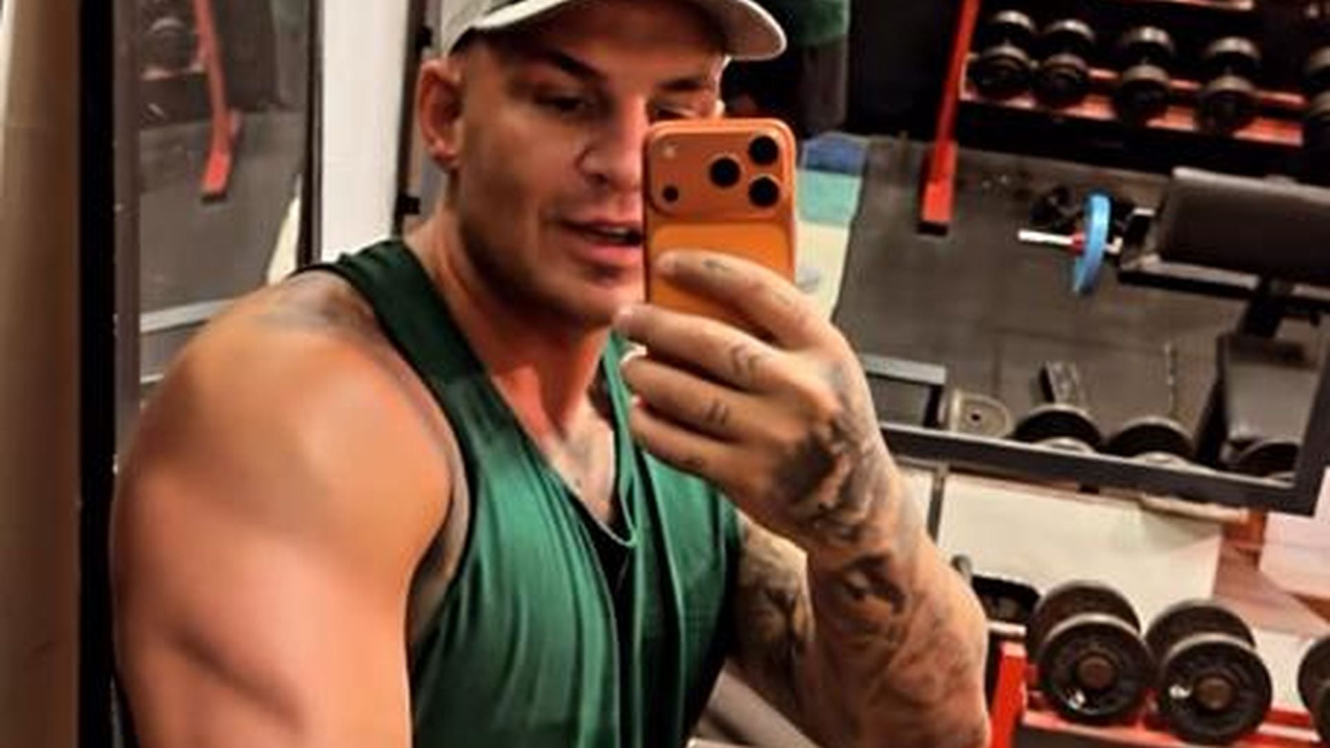 Pietro Lombardi zeigt seine Oberarme im Fitnessstudio, Mai 2026