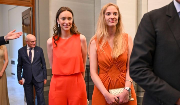 Seltene öffentliche Auftritte: Belgische Prinzessinnen Laetitia Maria und Luisa Maria im Rampenlicht