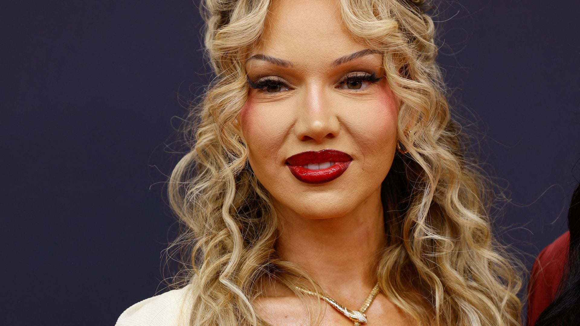 Shirin David, KitschKrieg und Blumengarten auf dem Cover des Songs "Gut Genug".