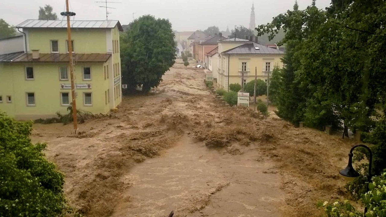 Zehn Jahre nach der Jahrtausendflut: Simbach am Inn gedenkt und baut vor