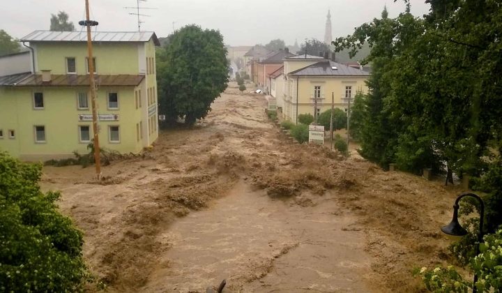Zehn Jahre nach der Jahrtausendflut: Simbach am Inn gedenkt und baut vor