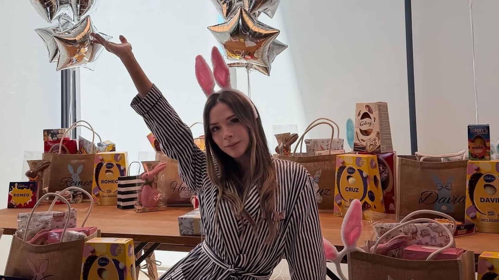 Victoria Beckham posiert bei einem roten Teppich Event