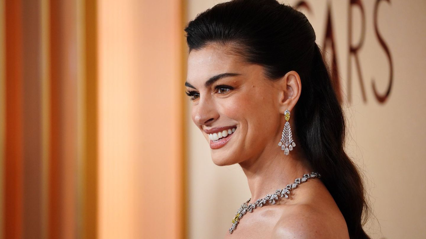 Anne Hathaway zeigt ihren Babybauch auf Instagram.