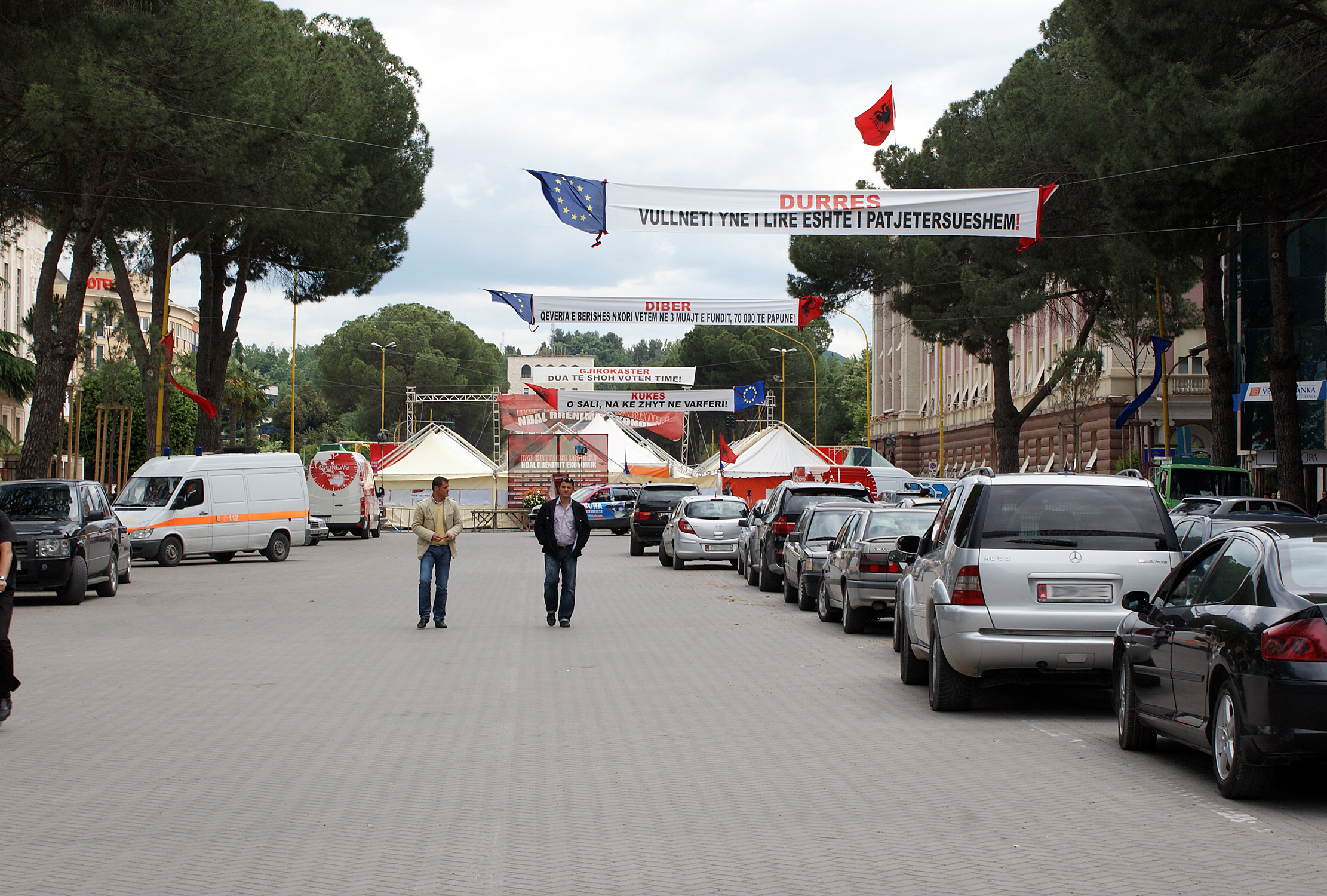 Demonstranten halten Plakate mit der Aufschrift "Albanien ist nicht zu verkaufen" bei einer Protestkundgebung in Tirana.