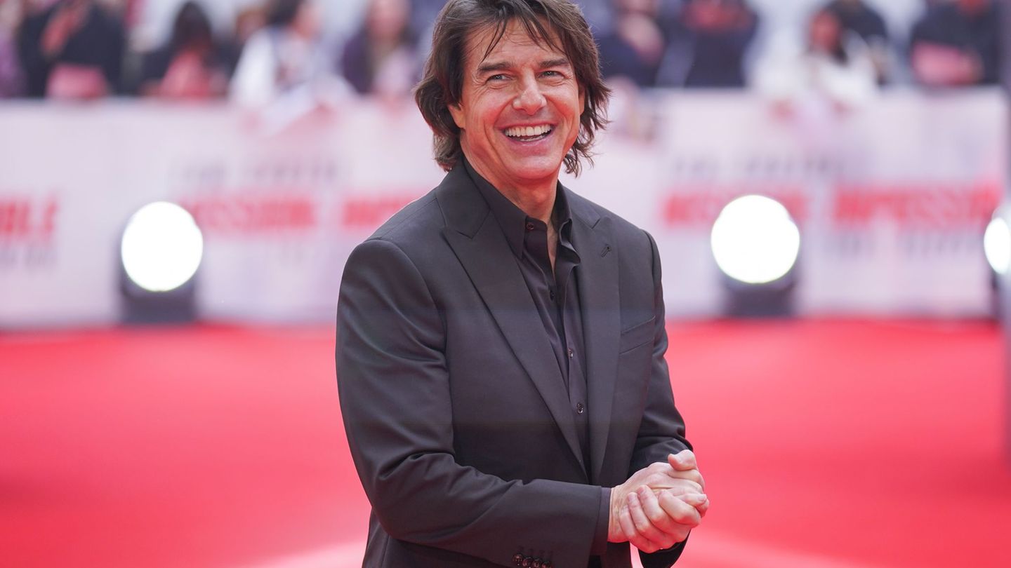 Tom Cruise in einer Szene aus dem Film "Digger", mit deutlichem Bauchansatz und ergrauten Haaren.