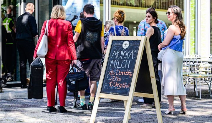 Wiedereröffnung der Mokka-Milch-Eisbar in Berlin