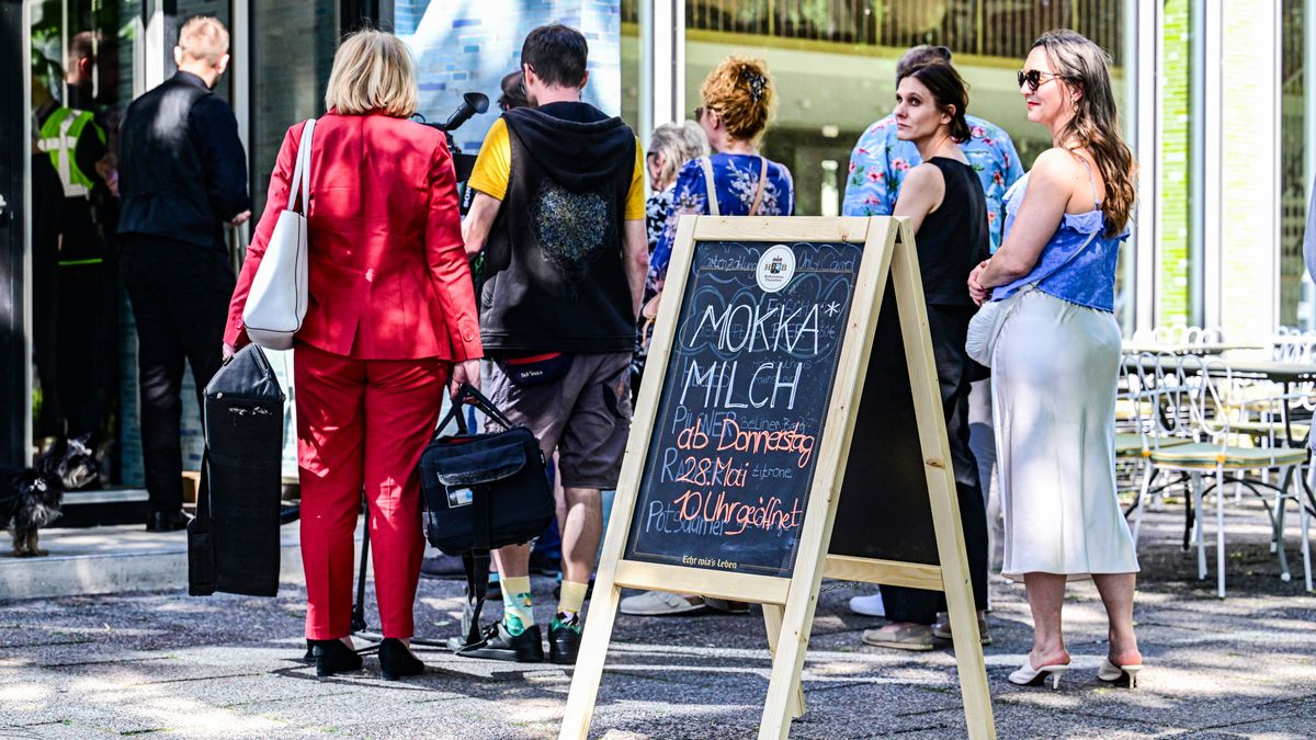 Wiedereröffnung der Mokka-Milch-Eisbar in Berlin