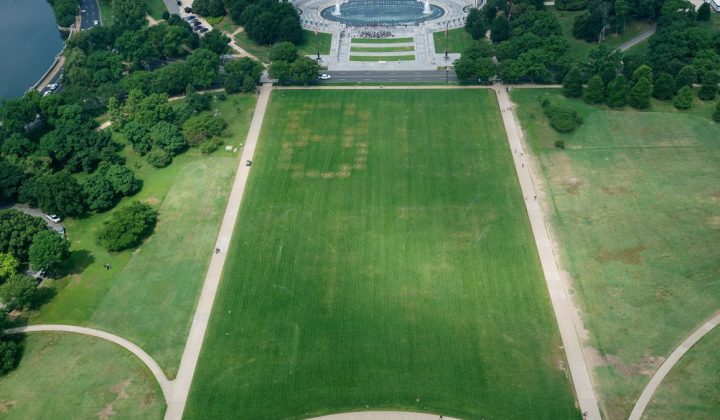 Unbekannte schreiben Zahlenbotschaft »8647« auf Rasen in Washington D.C.