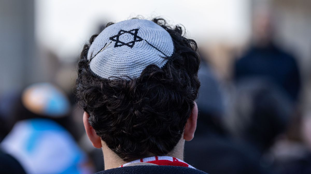 Antisemitische Attacke in Berlin-Charlottenburg: Mann mit Kindern angegriffen