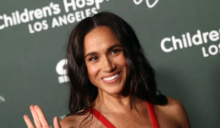 Meghan Markle präsentiert Luxusmode und -schmuck im Wert von über 100.000 Euro