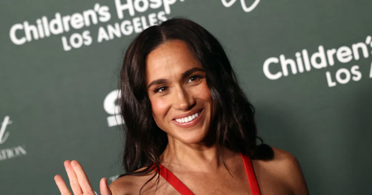 Meghan Markle präsentiert Luxusmode und -schmuck im Wert von über 100.000 Euro