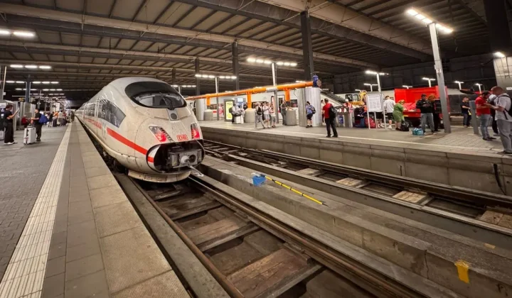 Bahnverkehr erholt sich nach bundesweitem Ausfall – Ursache identifiziert