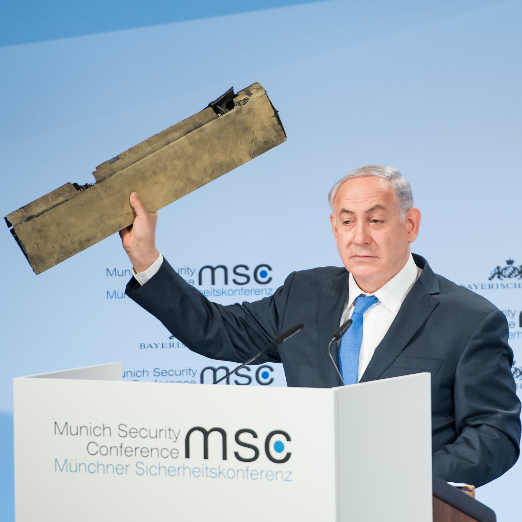 Repräsentative Darstellung der diplomatischen Bemühungen und militärischen Spannungen im Nahen Osten, möglicherweise mit Flaggen der USA, Israels und des Irans.