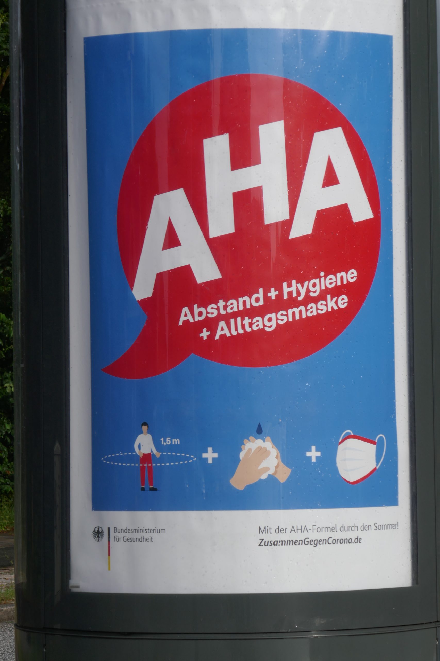 Symbolbild: Bundesgesundheitsministerium Deutschland mit Pflegeheim und Pflegekraft im Vordergrund.