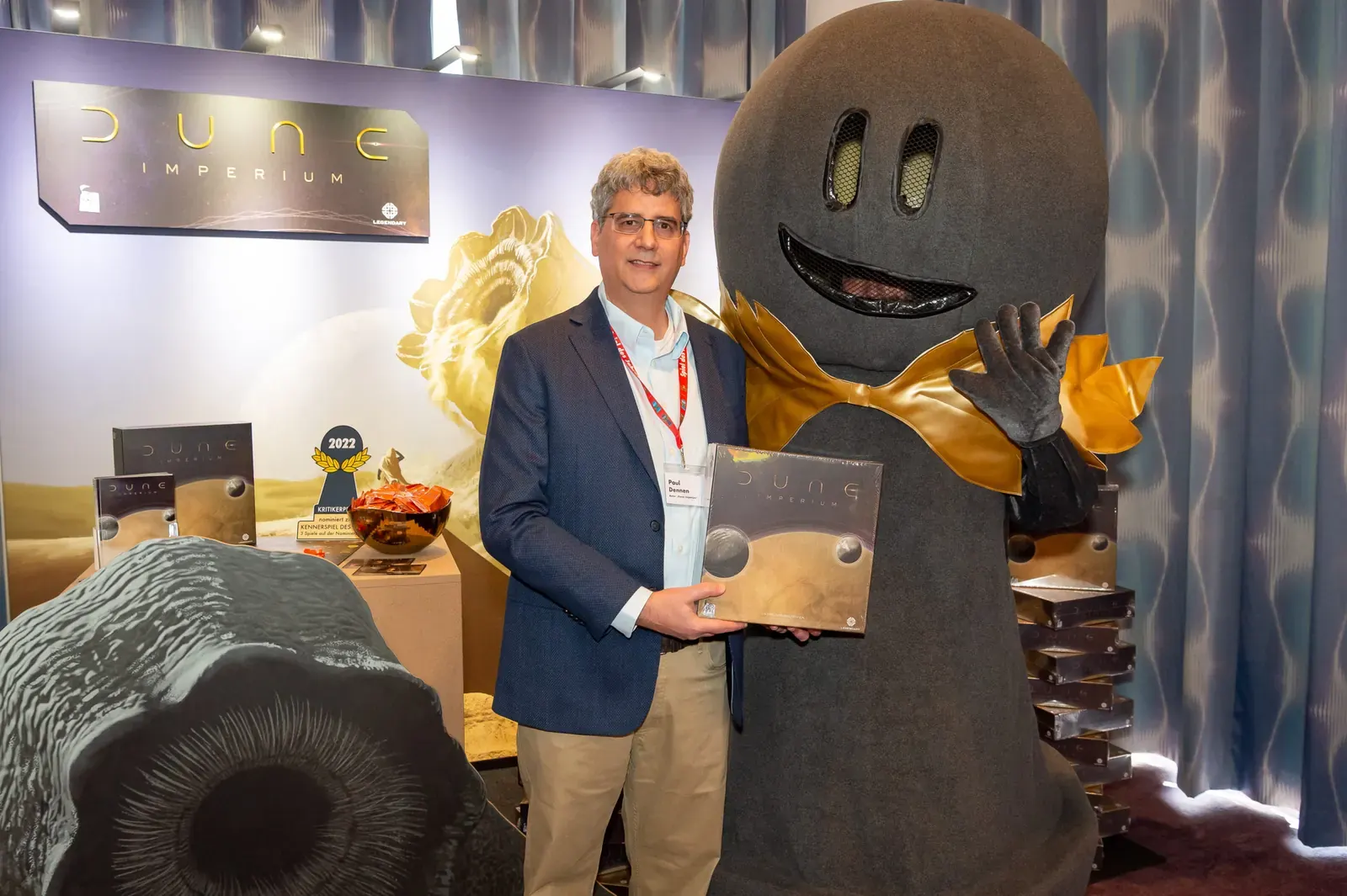 Offizielles Filmplakat zu Dune: Part Two mit Paul Atreides und Chani vor einer Sandwurm-Silhouette