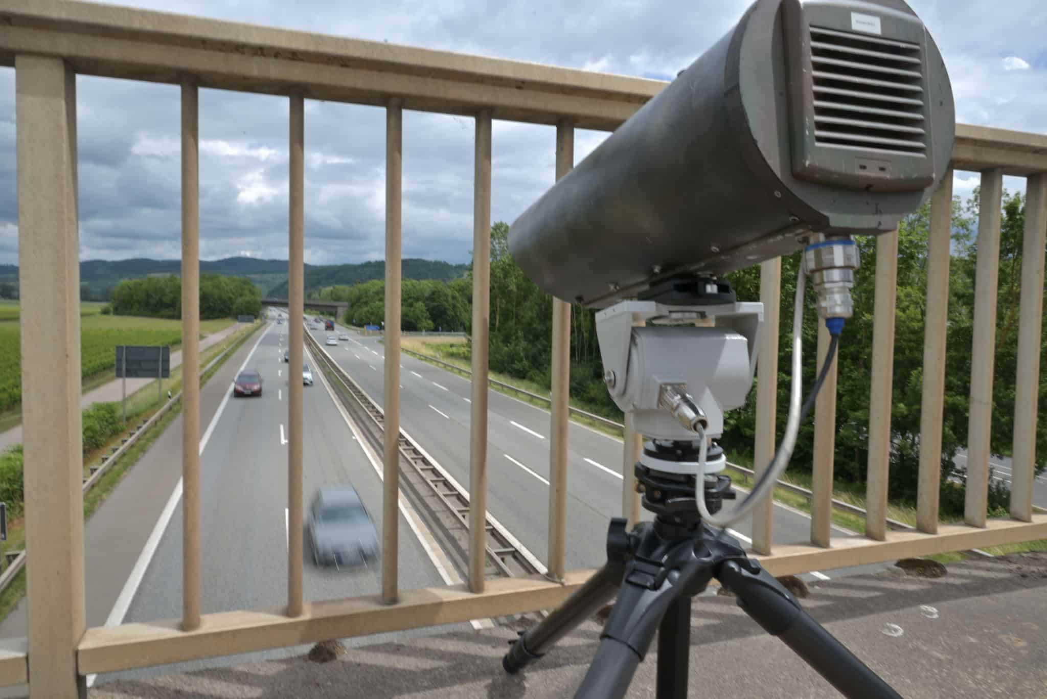 Eine Kamera, die Autofahrer bei Handynutzung am Steuer erfasst.