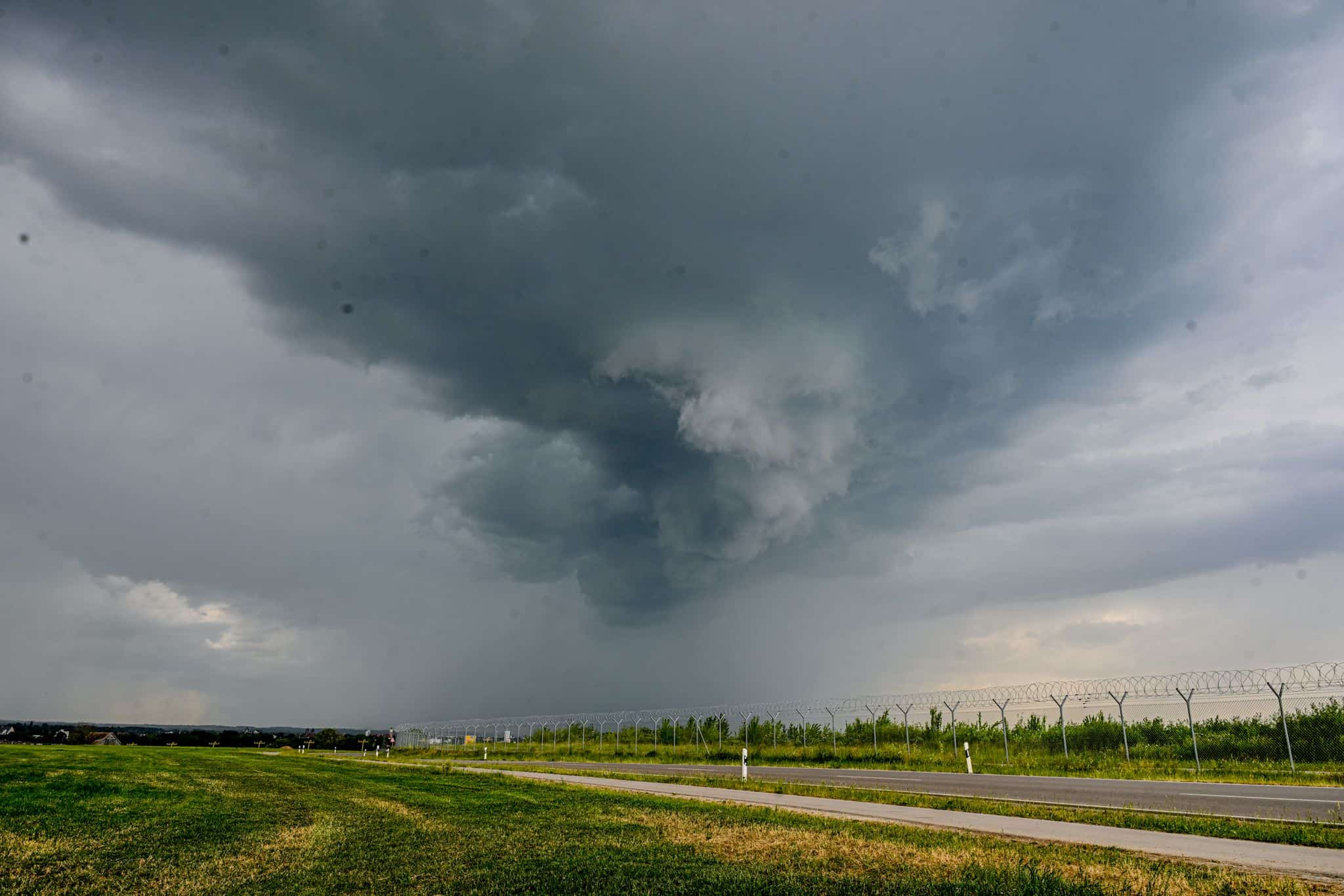 Wetterkarte, die einen freundlicheren Wochenstart in Bayern nach Gewittern zeigt, mit einer Mischung aus Sonne und Wolken.