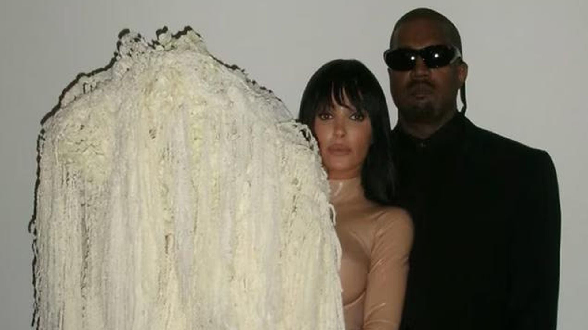 Kanye West und Bianca Censori posieren bei einer Maskenparty