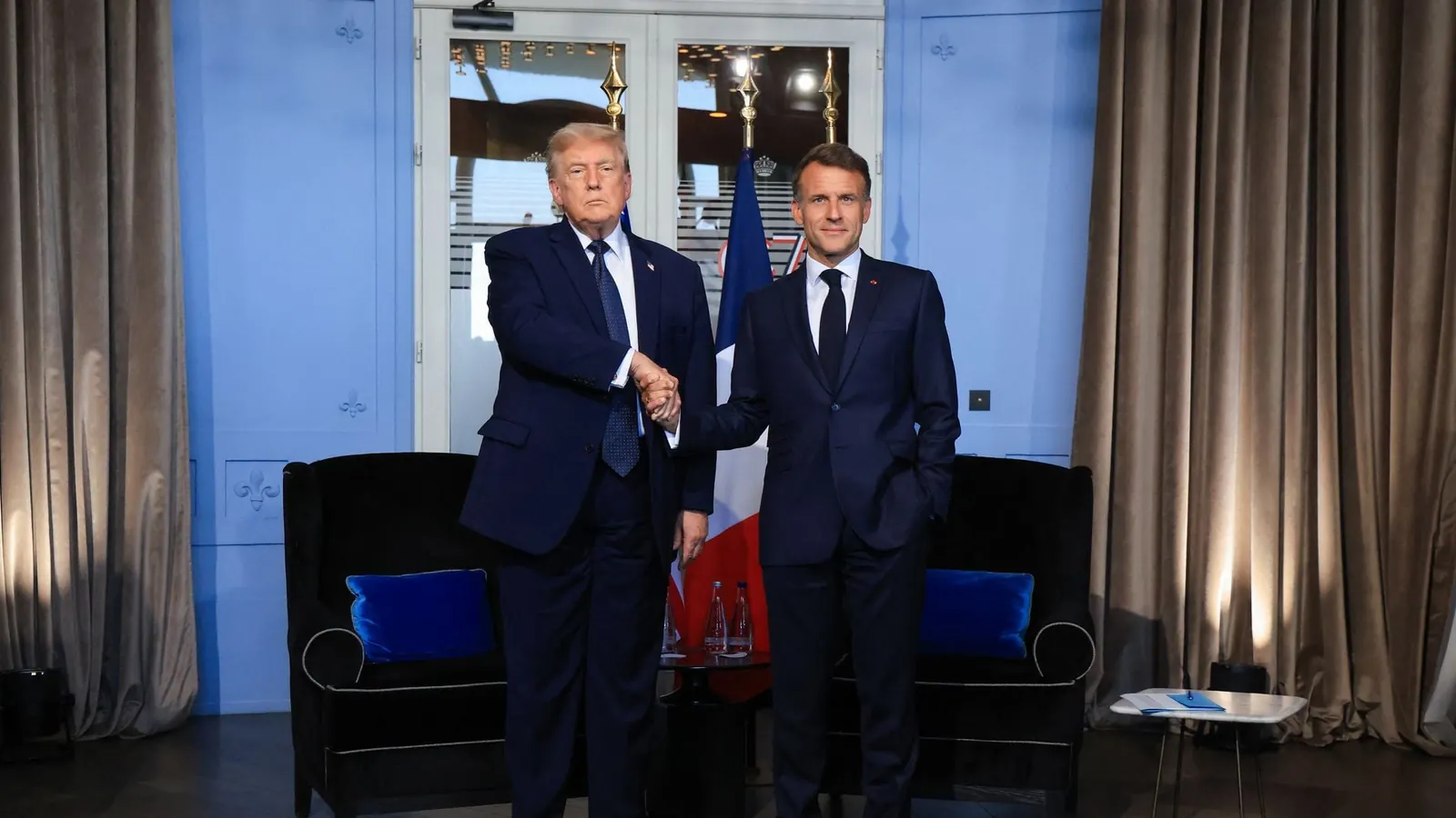 Donald Trump und Emmanuel Macron reichen sich beim G7-Gipfel die Hand.