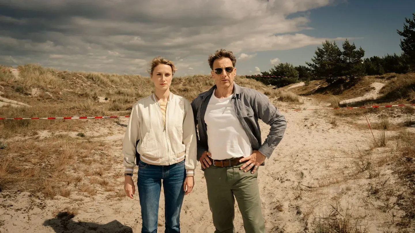 Filmplakat des Krimis "Dünentod – Ein Nordsee-Krimi: Tod auf dem Meer