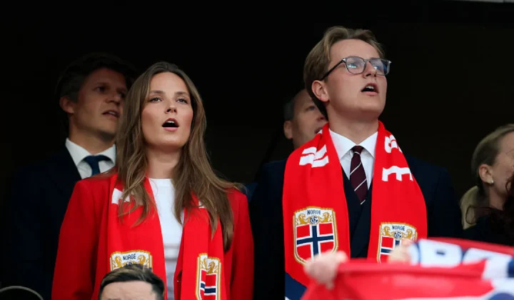 Norwegens junges Königspaar zeigt bei WM-Spiel Herz und Stil