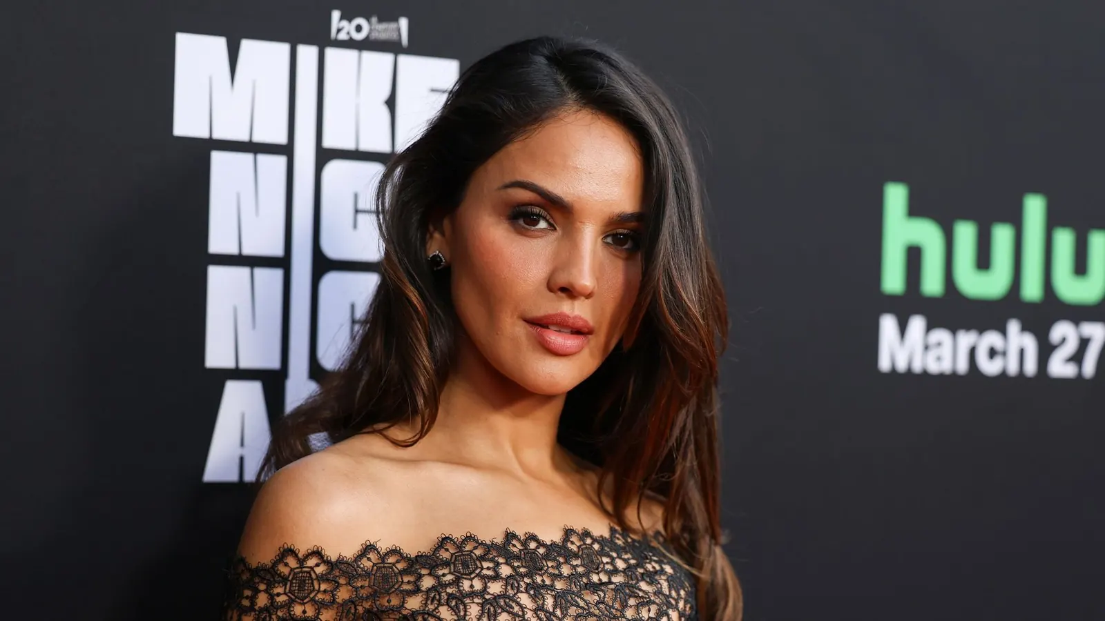 Eiza González zeigt ihre durchtrainierten Bauchmuskeln in einem Sport-BH und Leggings im Fitnessstudio.