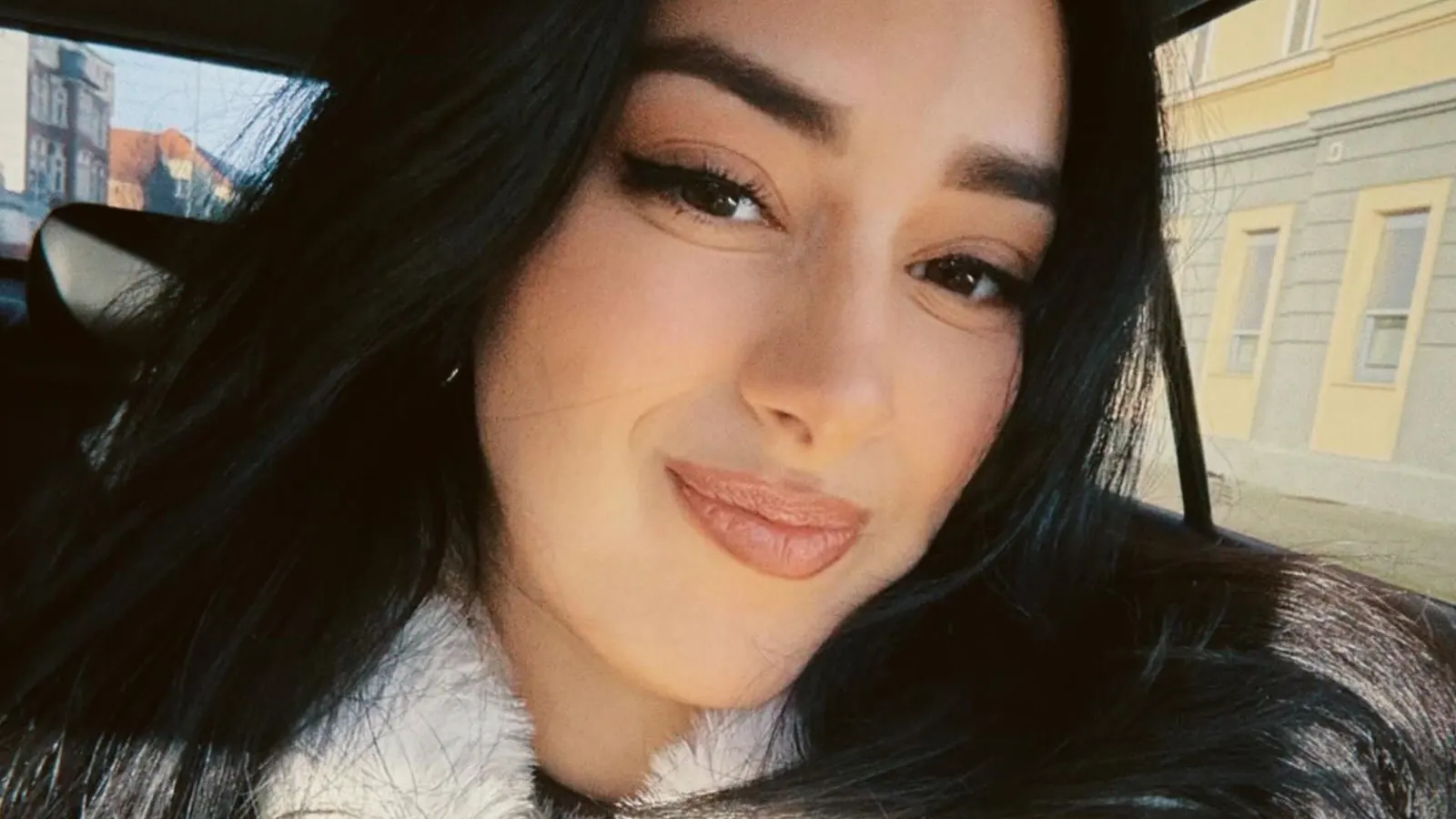 Sängerin Elif Demirezer lächelt in die Kamera.