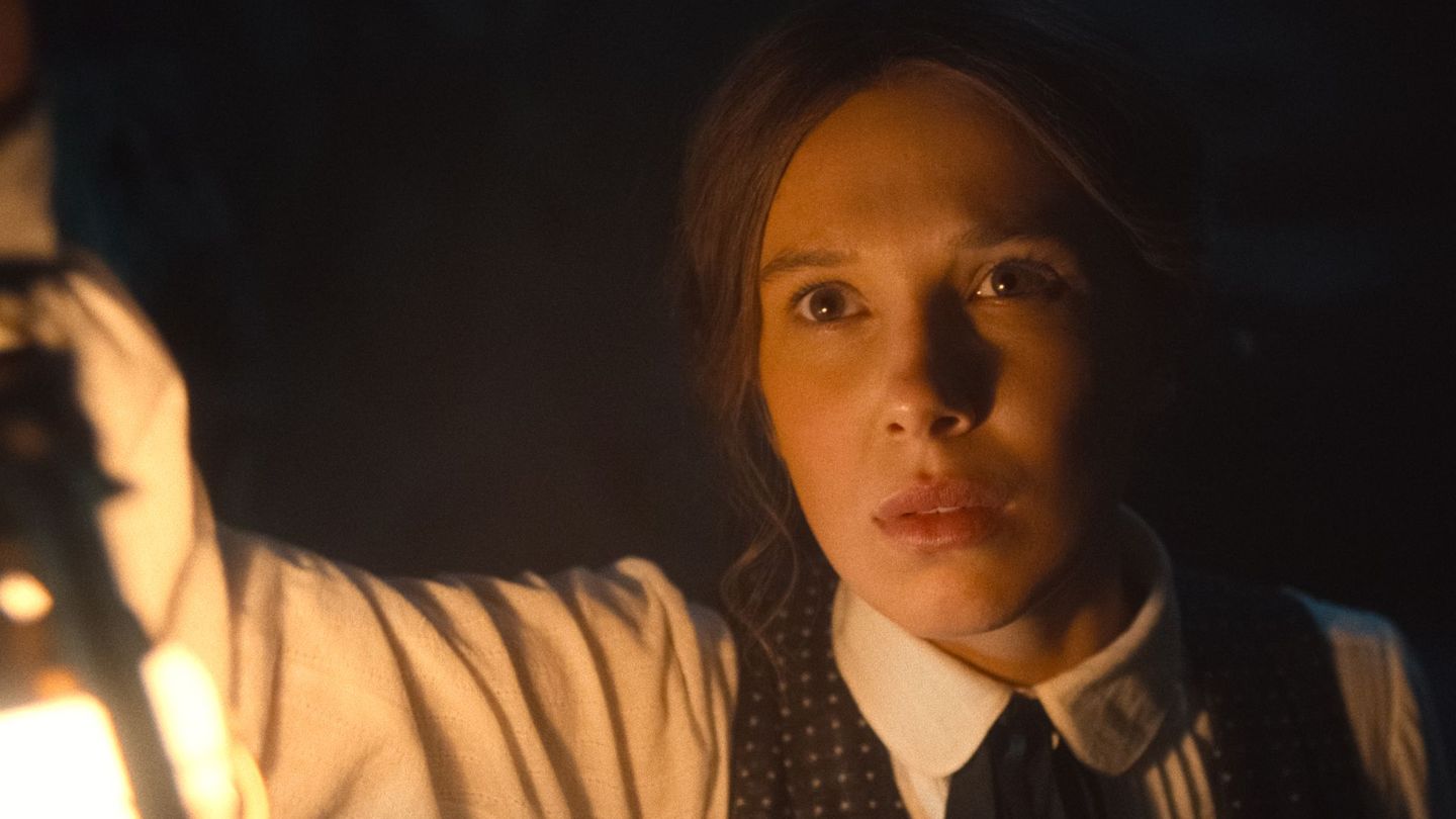 Millie Bobby Brown als Enola Holmes ermittelt in einer Szene