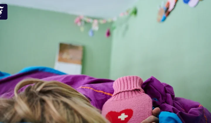 Kinderkrankentage 2025: Frauen tragen weiterhin die Hauptlast