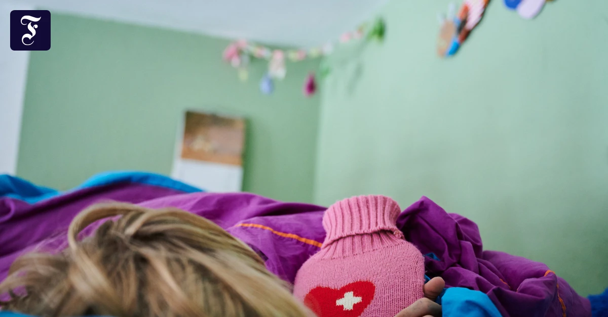 Kinderkrankentage 2025: Frauen tragen weiterhin die Hauptlast