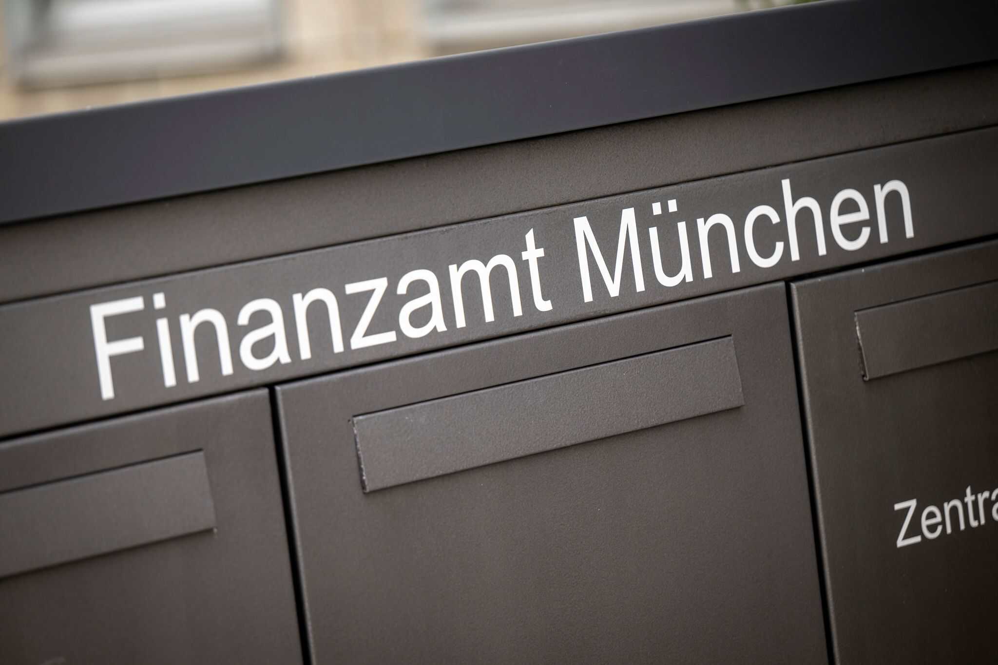 Mehrere Gebäude der bayerischen Finanzverwaltung, von denen einige sanierungsbedürftig sind.