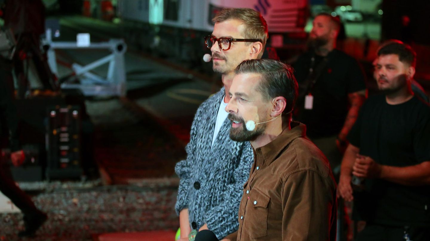 Joko Winterscheidt und Klaas Heufer-Umlauf bei Dreharbeiten in der Ukraine