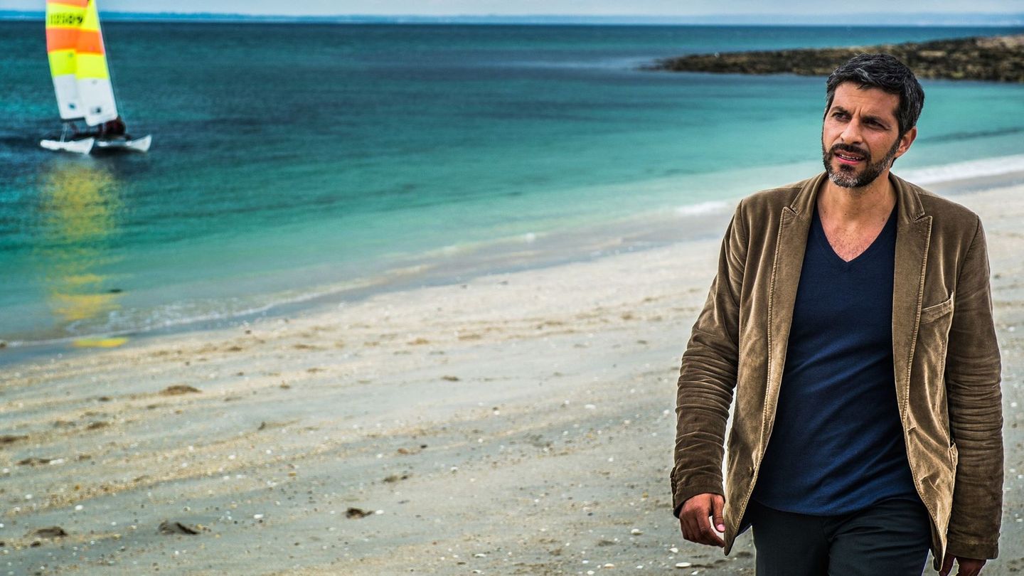 Pasquale Aleardi als Kommissar Dupin ermittelt an einem Strand auf den Glénan-Inseln in der Bretagne.