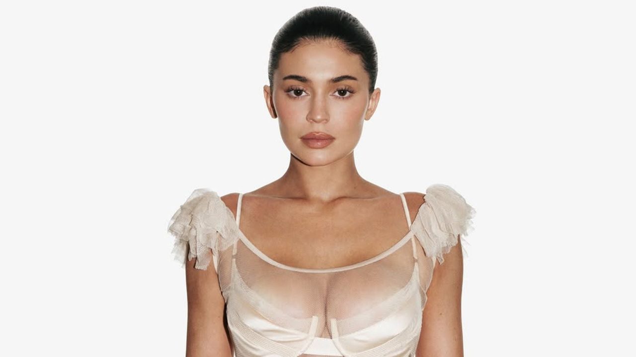 Kylie Jenner begeistert Fans in transparentem Mesh-Kleid
