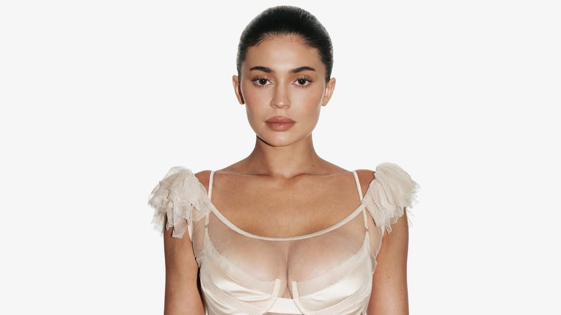 Kylie Jenner trägt ein transparentes Mesh-Kleid mit BH und Unterwäsche darunter.