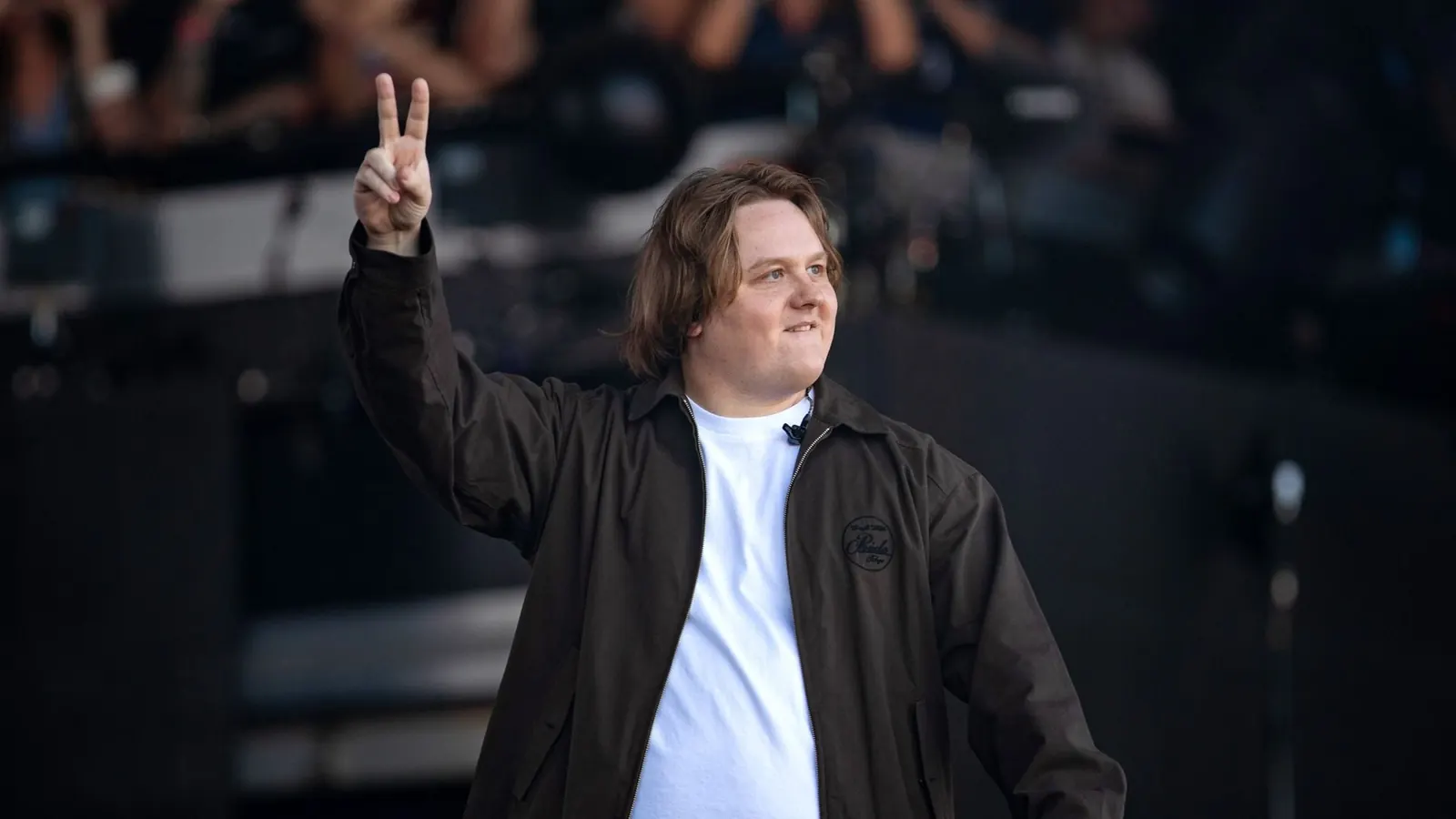 Lewis Capaldi singt auf der Bühne des Isle of Wight Festivals.